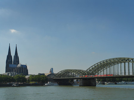 Hohenzollernbrücke neben Kölner Dom Fotos