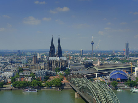 Fotos Hohenzollernbrücke und Kölner Dom aus der Ferne