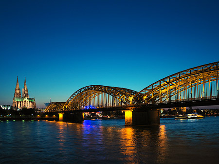 Kölner Dom hinter der Hohenzollernbrücke