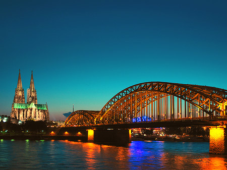 Kölner Dom hinter der Hohenzollernbrücke Foto 
