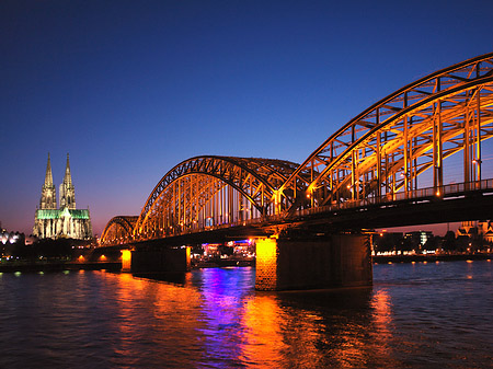 Kölner Dom hinter der Hohenzollernbrücke Fotos