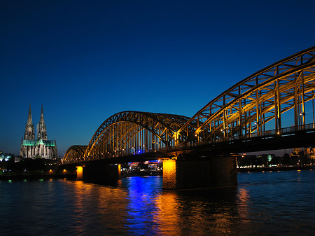 Kölner Dom hinter der Hohenzollernbrücke Foto 
