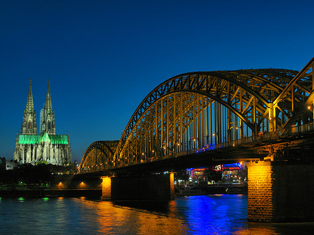 Foto Kölner Dom hinter der Hohenzollernbrücke