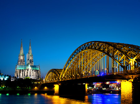Kölner Dom hinter der Hohenzollernbrücke