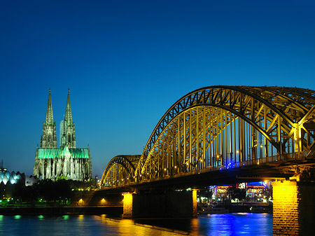 Foto Kölner Dom hinter der Hohenzollernbrücke - Köln