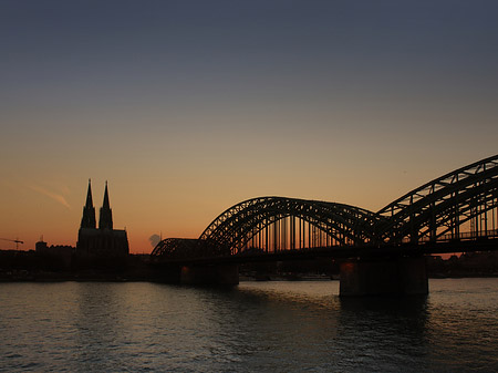 Kölner Dom hinter der Hohenzollernbrücke Foto 