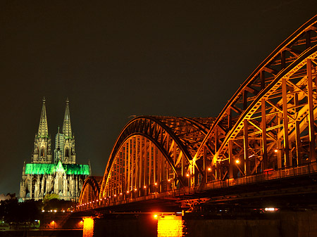 Kölner Dom hinter der Hohenzollernbrücke Foto 