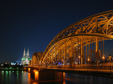 Kölner Dom hinter der Hohenzollernbrücke Foto 