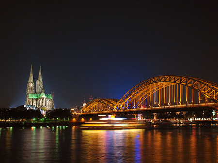 Kölner Dom hinter der Hohenzollernbrücke Foto 