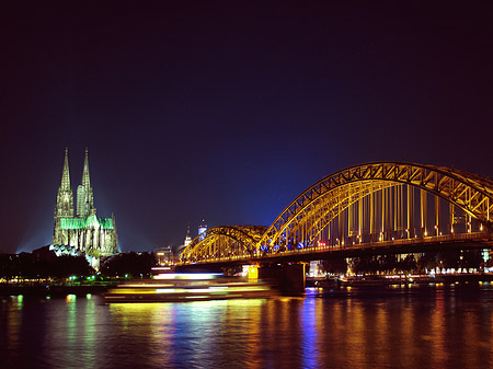 Kölner Dom hinter der Hohenzollernbrücke