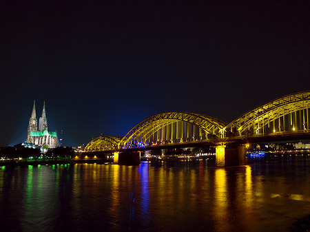 Kölner Dom hinter der Hohenzollernbrücke