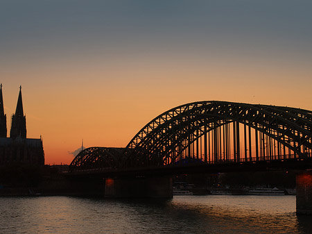Kölner Dom hinter der Hohenzollernbrücke Foto 