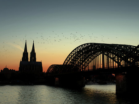 Kölner Dom hinter der Hohenzollernbrücke Foto 