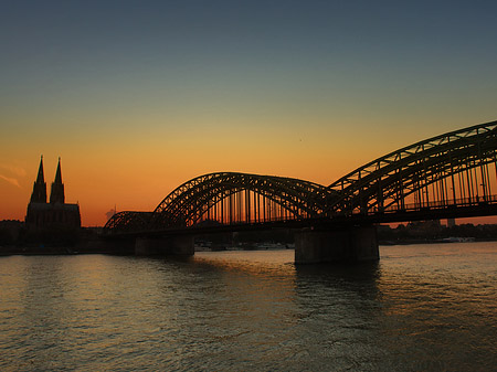 Kölner Dom hinter der Hohenzollernbrücke