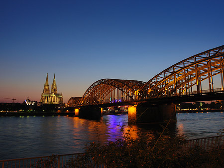 Kölner Dom hinter der Hohenzollernbrücke Fotos