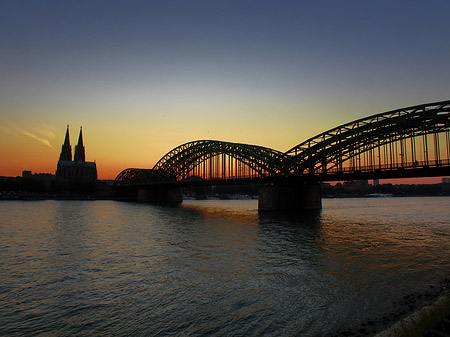 Kölner Dom hinter der Hohenzollernbrücke Fotos