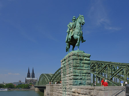 Fotos Reiterstatue vor dem Kölner Dom | Köln