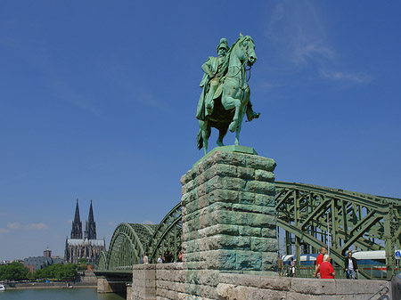 Reiterstatue vor dem Kölner Dom Fotos
