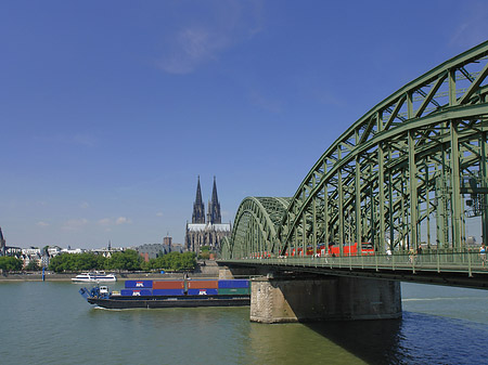 Schiff unter der Hohenzollernbrücke Foto 