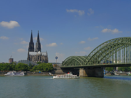 Schiff unter der Hohenzollernbrücke Foto 