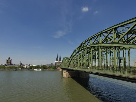Schiff unter der Hohenzollernbrücke
