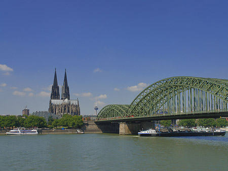 Schiff unter der Hohenzollernbrücke Foto 