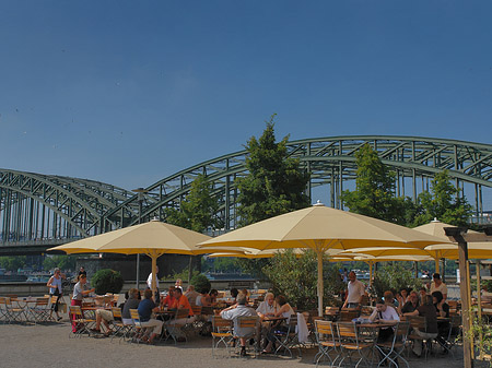 Sonnenschirme vor der Hohenzollernbrücke Foto 