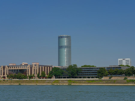 Triangelturm auf dem Kennedyufer Fotos
