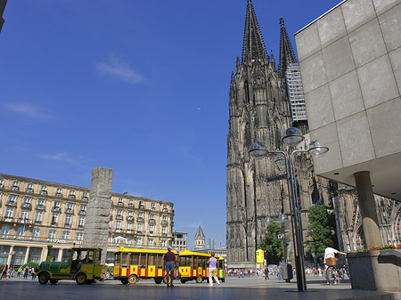 Foto Bimmelbahn fährt zum Kölner Dom