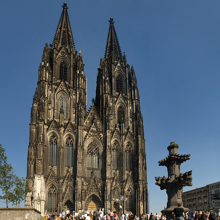 Kreuzblume vor Kölner Dom Fotos