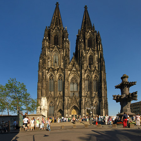 Foto Touristen tummeln sich vor Kölner Dom - Köln
