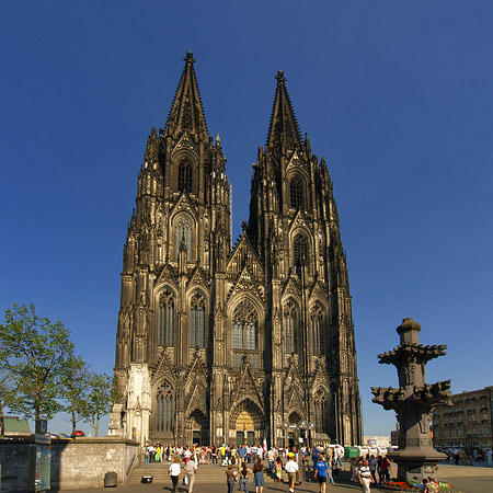 Touristen tummeln sich vor Kölner Dom Fotos