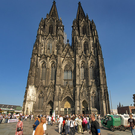 Fotos Touristen tummeln sich vor Kölner Dom | Köln