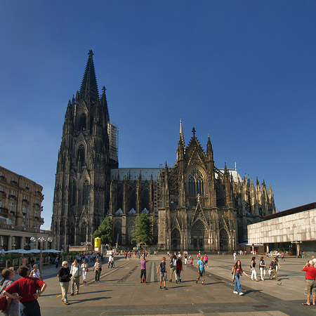 Foto Touristen tummeln sich vor Kölner Dom - Köln