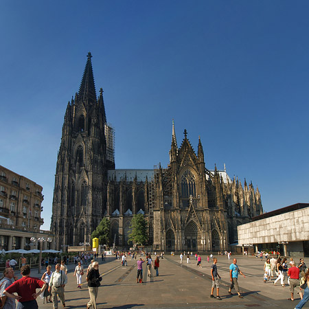 Fotos Touristen tummeln sich vor Kölner Dom