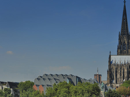 Dach der Kölner Philharmonie und Kölner Dom Fotos