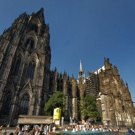 Blick über Roncalliplatz zum Kölner Dom Fotos