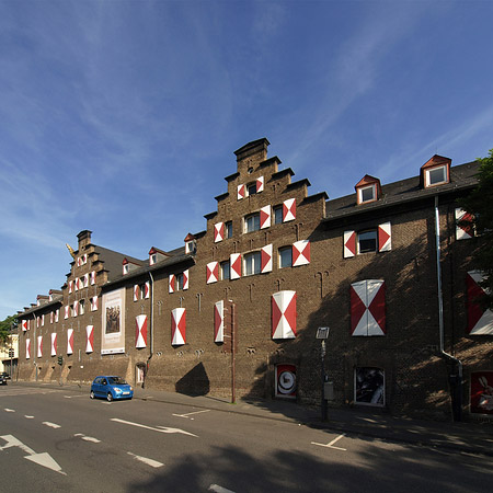 Kölnisches Stadtmuseum mit Straße Fotos