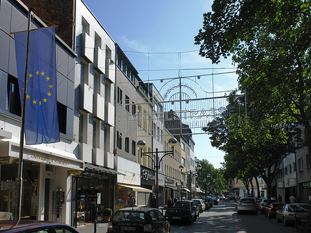 Mittelstraße mit Europafahne Fotos