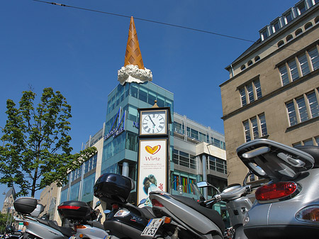 Foto Neumarkt Galerie mit Mopeds - Köln