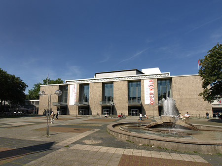 Oper Köln mit Brunnen