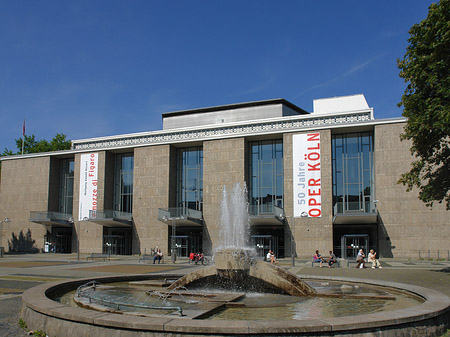 Oper Köln mit Brunnen