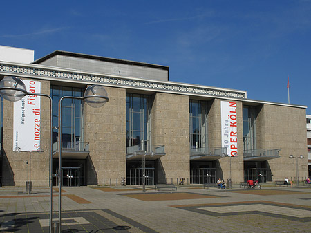 Foto Oper Köln mit Brunnen