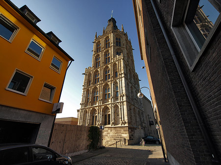 Foto Blick von Bürgerstraße auf Rathausturm - Köln