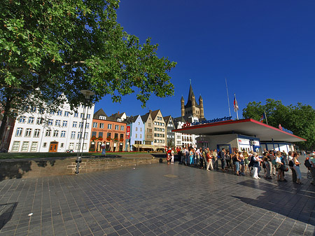 Schlange stehen für Köln-Düsseldorfer Foto 