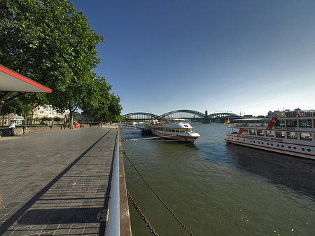 Foto Schiff fährt über den Rhein - Köln
