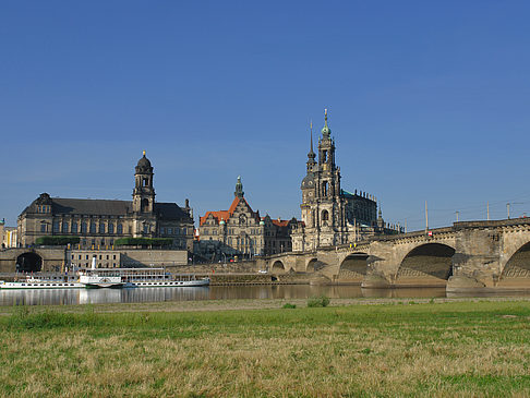 Augustusbrücke mit Wiese Foto 