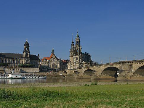 Augustusbrücke mit Wiese