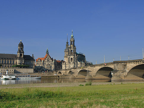 Foto Augustusbrücke mit Wiese