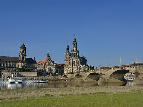 Augustusbrücke mit Wiese Fotos